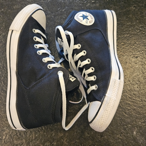 Chuck Taylor hightop Converse shoes - Picture 4 of 16